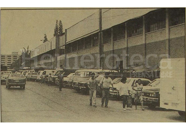 La entrada al mercado sur luce desolada. En días normales cuesta pasar por ese lugar. Foto del sábado 29/05/1993.  (Foto: Hemeroteca PL)