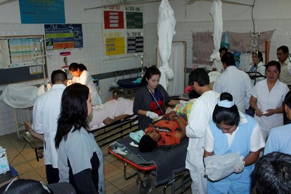 <em>La mayoría de heridos fueron llevados al hospital Nacional de Chimaltenango. (Foto Prensa Libre: Víctor Chamalé).</em>