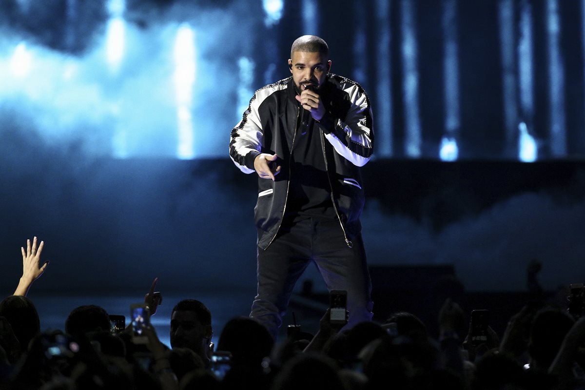 El canadiense Drake competirá en las categorías más importantes de los AMA's. (Foto Prensa Libre: AP)