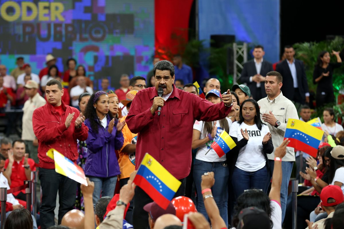 Nicolás Maduro (c)declara que el chavismo se iría "a las armas" para hacer lo que no se conseguiría "con los votos". (Foto Prensa Libre: EFE).