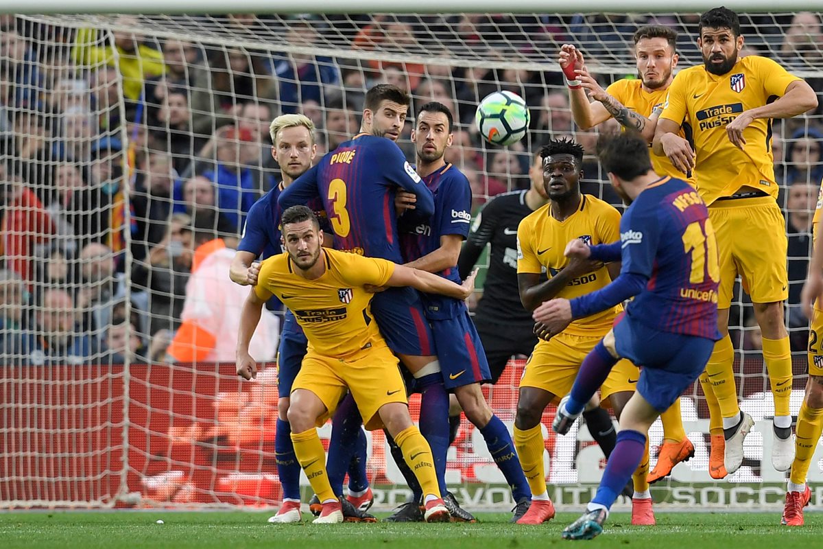 Lionel Messi dispara con su habitual magia para marcar el 1-0 del Barcelona frente al Atlético. (Foto Prensa Libre: AFP)