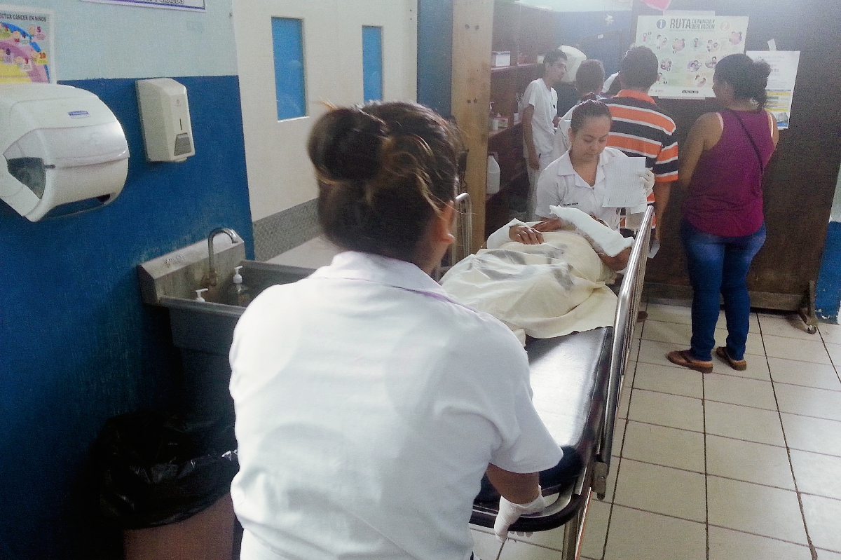 La mujer  es  ingresada en la emergencia del Hospital Regional de Zacapa, luego de que  fuera atacada con machete por su conviviente. (Foto Prensa Libre: Víctor Gómez)