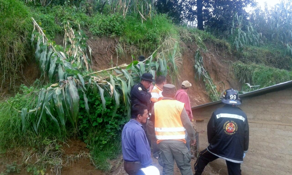 Socorristas permanecen en el lugar donde ocurrió el deslizamiento en Chichicastenango, Quiché. (Foto Prensa Libre: Óscar Figueroa)