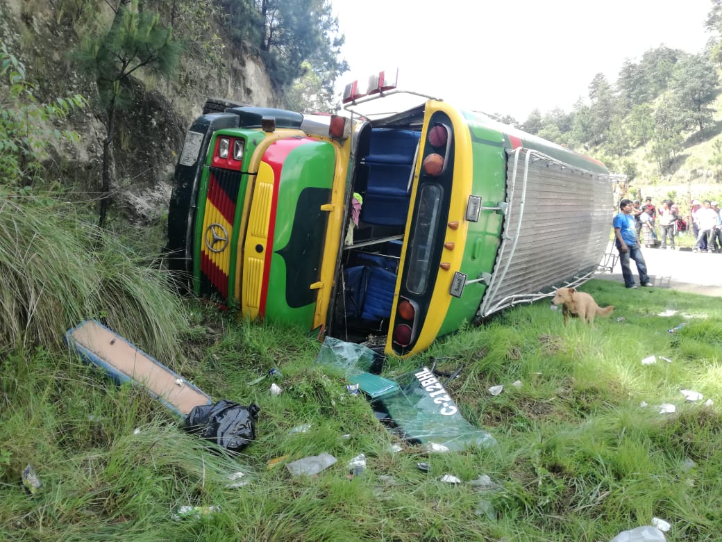 El accidente de tránsito se registró en el ingreso a San Miguel Siguilá, Quetzaltenango. (Foto Prensa Libre: Fred Rivera)