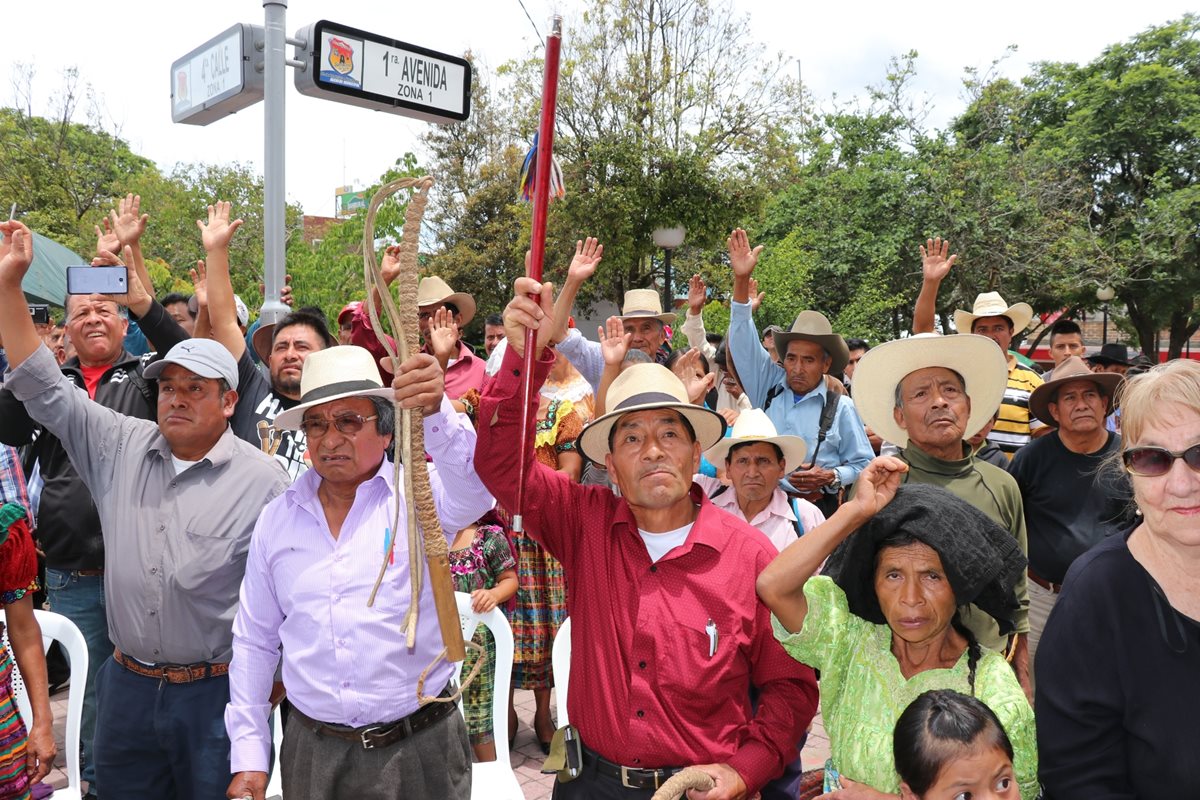 Las autoridades indígenas, reunidas frente a la Gobernación Departamental de Quiché, aprueban la continuidad de los castigos comunitarios. (Foto Prensa Libre: Héctor Cordero)