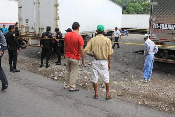 Manuel de Jesús Barco López fue ultimado en un parqueo de tráileres, en el km 59 de la ruta al Pacífico, Escuintla. (Foto Prensa Libre: Enrique Paredes)