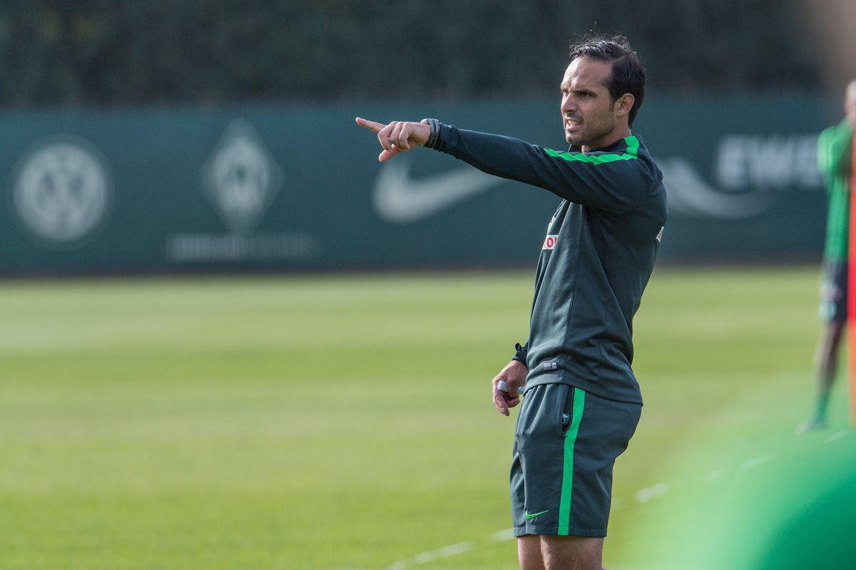 El Werder Bremen renovó el contrato de su entrenador Alexandre Nouri, que había sido designado hasta el final de la actual temporada. (Foto Prensa Libre: AFP)