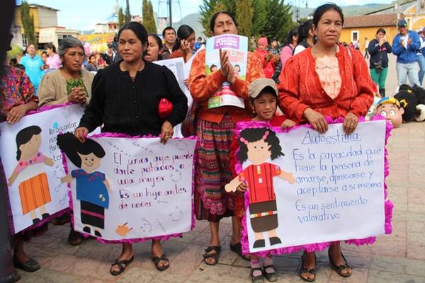 Mujeres de Totonicapán muestras carteles que portan durante marcha. (Foto Prensa Libre: Édgar Domínguez)<br _mce_bogus="1"/>
