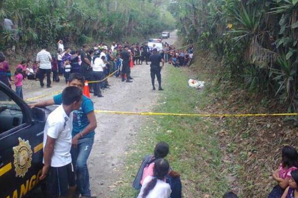 El cadáver de una mujer y su hija fueron localizados en un camino de terracería en Santa María Ixtahuacán, Sololá. (Foto Prensa Libre: Danilo López)<br _mce_bogus="1"/>