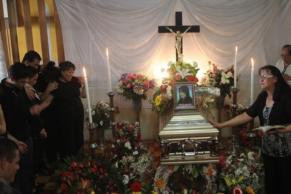 Familiares y amigos permanecen junto al ataúd que contiene los restos de Estefanía Izabel Javier Ibáñez, quien fue inhumada, en Cobán. (Foto Prensa Libre: Ángel Tax)