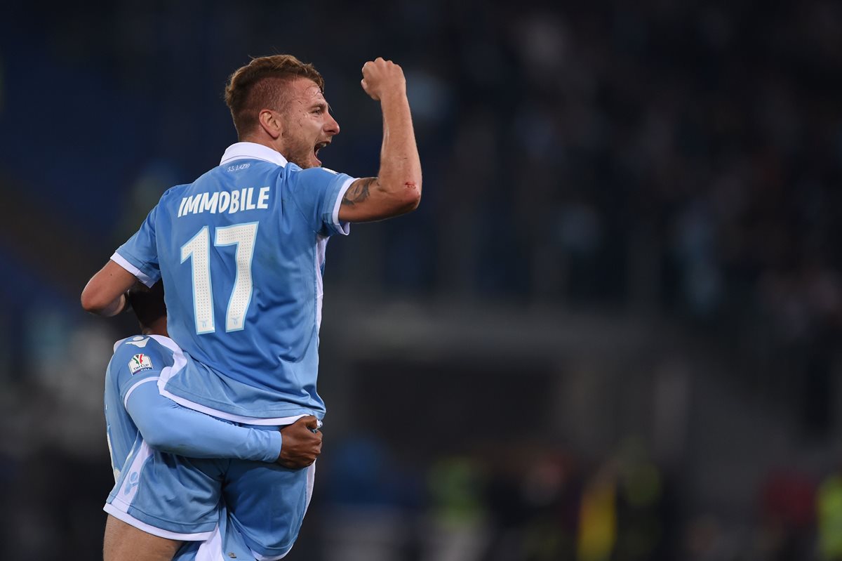 Ciro Immobile de la Lazio celebra al final del partido la clasificación de su equipo a la final en la Copa de Italia. (Foto Prensa Libre: AFP)