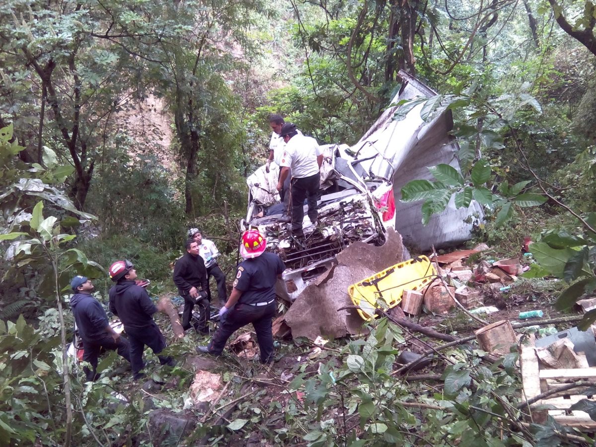 Elementos de bomberos rescatan a persona atrapada en camión accidentado, en Chimaltenango. (Foto Prensa Libre: Víctor Chamalé)