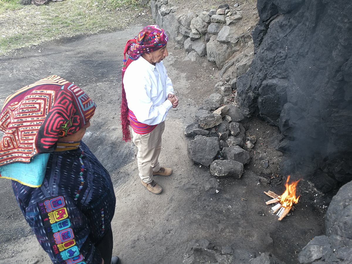 Los guías espirituales Carlos Escalante y José García encienden un fuego sagrado en el altar Kaq K’axol, en Llanos del Pinal, Quetzaltenango. (Foto Prensa Libre: Fred Rivera)