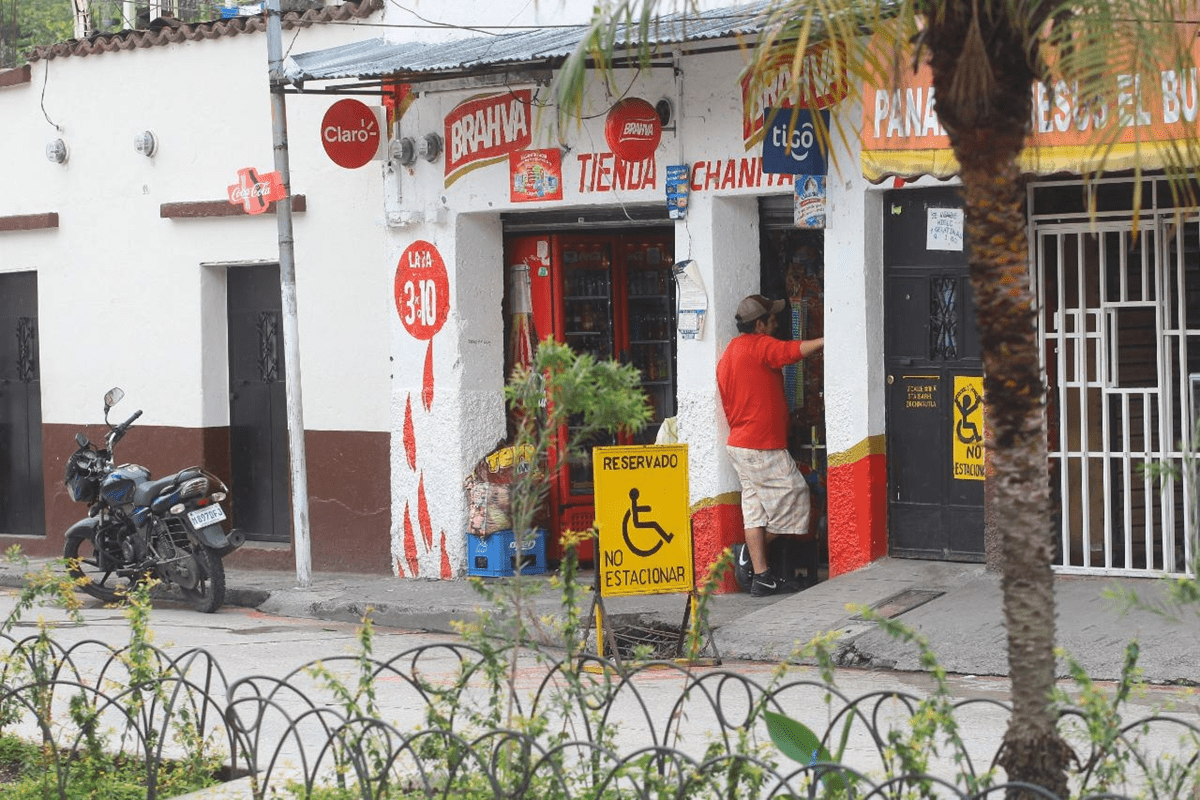 Una tienda ofrece cervezas en Chinautla. La comuna de ese municipio emitió un acuerdo para regular la venta de bebidas alcohólicas este lunes. (Foto Prensa Libre: Álvaro Interiano)