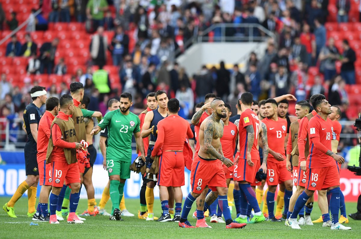 Los futbolistas chilenos celebran su pase a las semifinales de la Copa Confederaciones, después de haber nivelado 1-1 contra Australia. (Foto Prensa Libre: AFP)