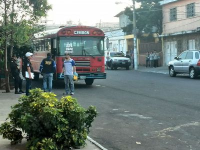 En el barrio La Reformita, zona 12, fue herido de bala el piloto de un bus de la ruta 204. (Foto Prensa Libre: E. Paredes))
