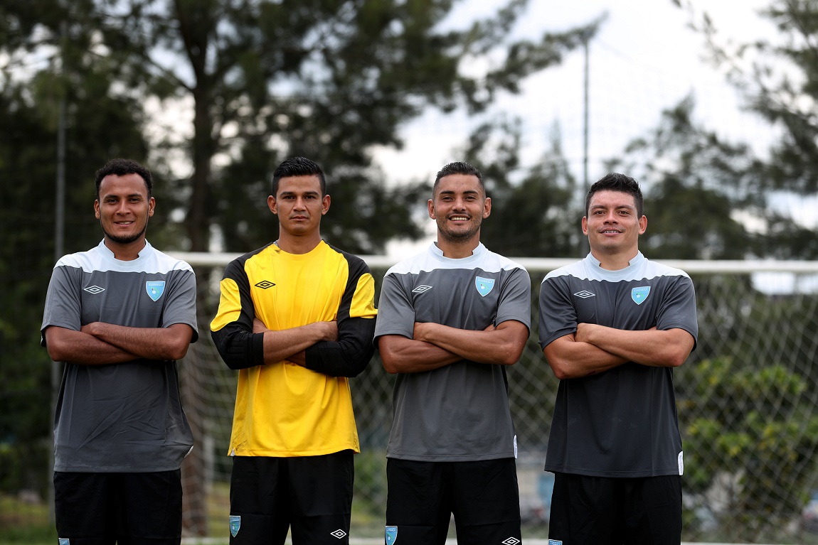 José Márquez, Nery Lobos, Edi Danilo Guerra y Robin Betancourth comparten la pasión por la Selección Nacional. (Foto Prensa Libre: Edwin Fajardo)