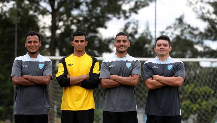 José Márquez, Nery Lobos, Edi Danilo Guerra y Robin Betancourth comparten la pasión por la Selección Nacional. (Foto Prensa Libre: Edwin Fajardo)