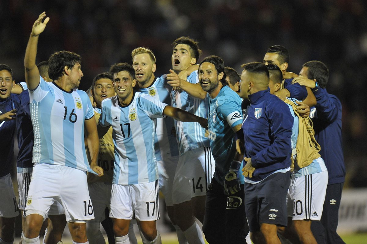 Así festejaron los jugadores de Atlético Tucumán en Quito. (Foto Prensa Libre: AFP)