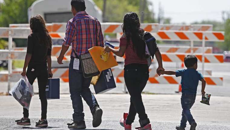 Miles de familias  llegan todos los años desde Centroamérica a EE. UU.  con sus hijos, con la intención de recibir asilo y trabajar. (Foto Prensa Libre: Hemeroteca PL)