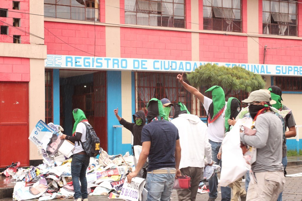 Estudiantes quitan propaganda política en lugares públicos de San Pedro y San Marcos. (Foto Prensa Libre: Aroldo Marroquín)