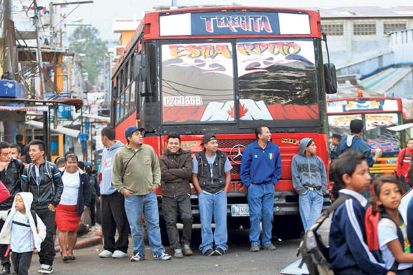 Pilotos de buses urbanos suspenden el servicio debido al temor de ser atacados por extorsionistas.
