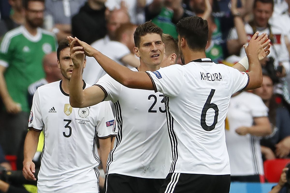 Gómez fue el salvador de la selección alemana este martes contra los irlandeses. (Foto Prensa Libre: AFP)