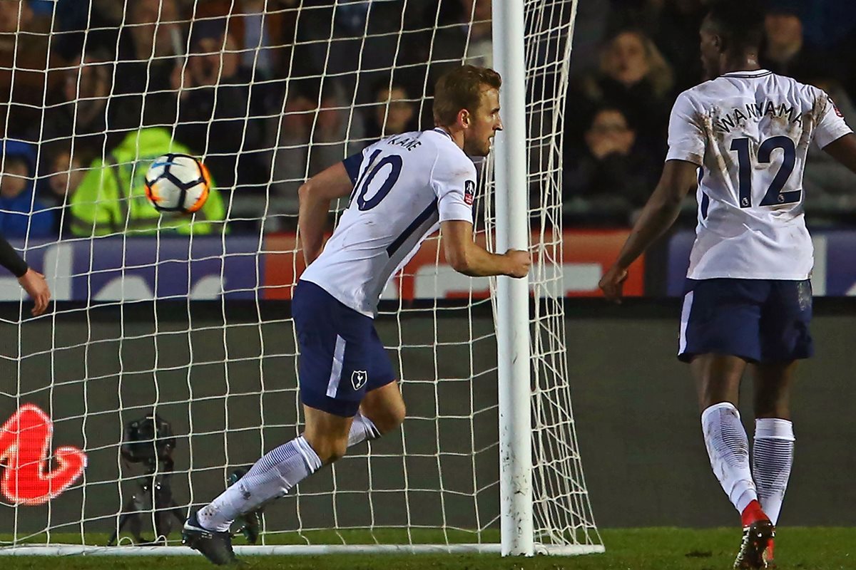 El Tottenham tiene a su héroe, y se llama Harry Kane. Hoy volvió a darle una alegría a la afición de los "Spurs". (Foto Prensa Libre: AFP)