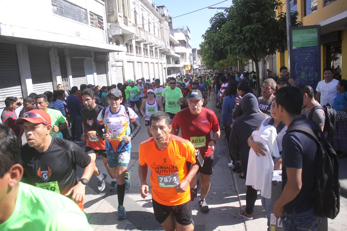 Decenas de corredores llegaron a la cita deportiva este domingo en las calles de la ciudad. (Foto Prensa Libre: Jesús Cuque)