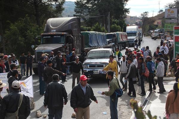 Decenas de personas fueron afectadas por los bloqueos en Huehuetenango. (Foto Prensa Libre: Mike Castillo)