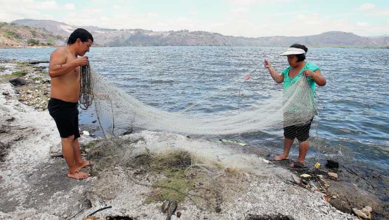 El lago de Amatitlán aun sirve como fuente de trabajo para los vecinos ( Foto Prensa Libre: Hemeroteca PL)