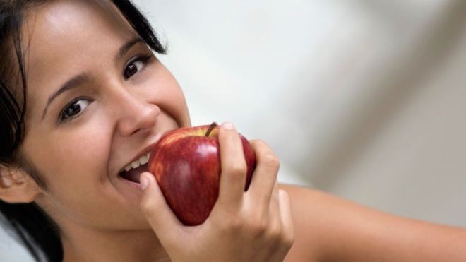 ¿Aun no es hora de almorzar o cenar? Una manzana te puede ayudar a calmar el hambre. (Foto, Getty Images)