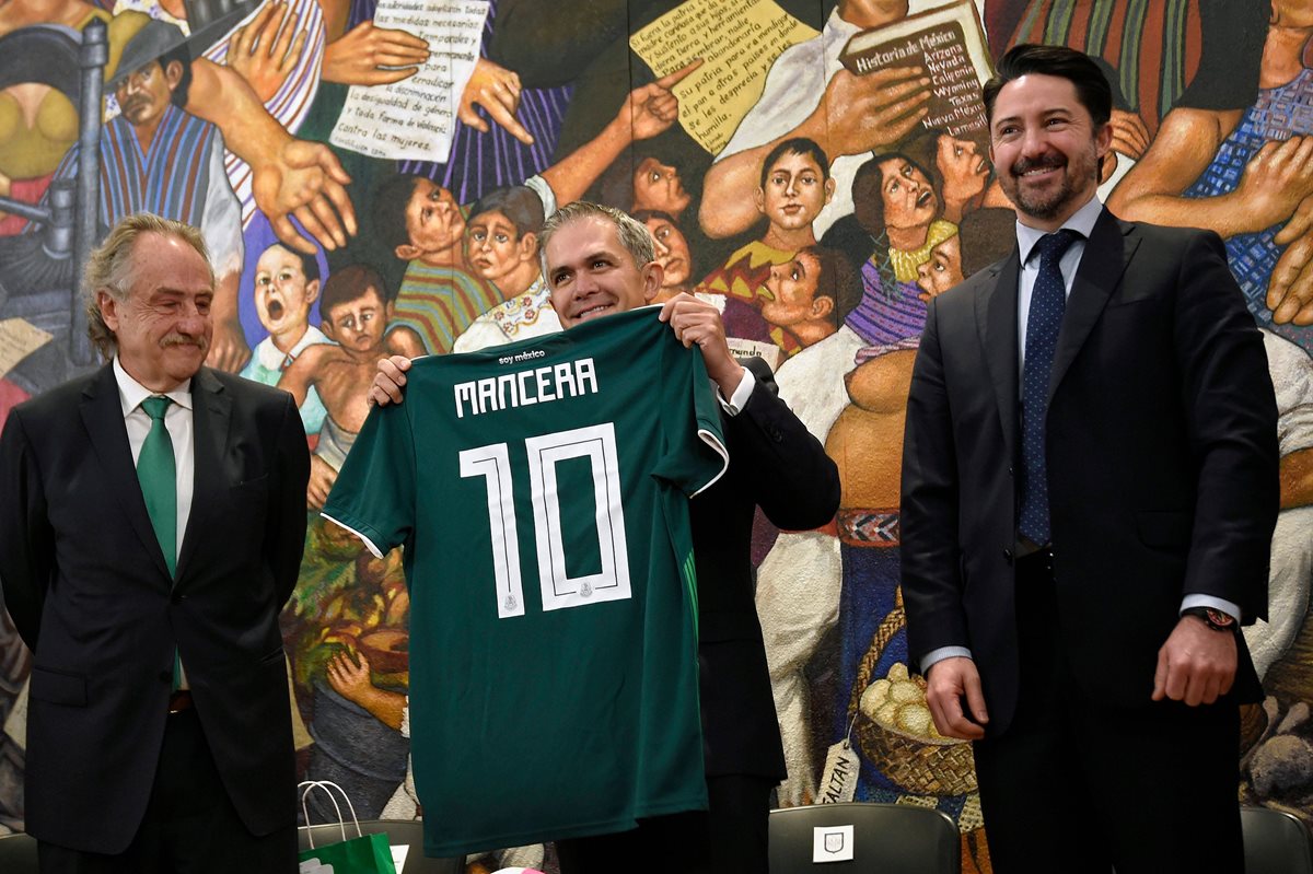 Decio de María, presidente de la Federación de futbol de México, Miguel Ángel Mancera jefe de la ciudad de México y Yon de Luisa director del comité organizador de la Copa del Mundo 2026. (Foto Prensa Libre: AFP)