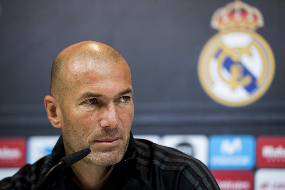Zinedine Zidane manifestó que su renovación con el Real Madrid está hecha pese a no hacerse oficial todavía. (Foto Prensa Libre: EFE)