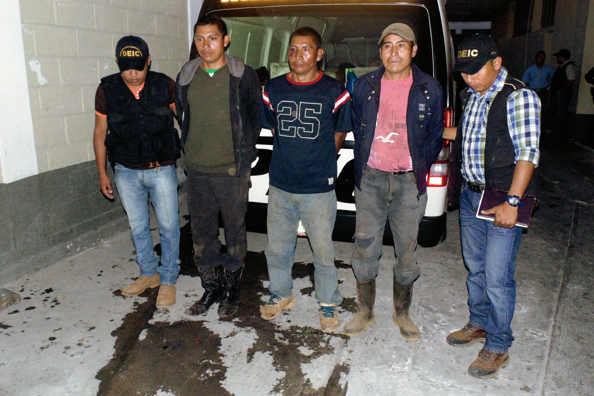 Tres hombres  fueron capturados en Jalapa, señalados de haber participado en la muerte de un agricultor. (Foto Prensa Libre: Hugo Oliva)