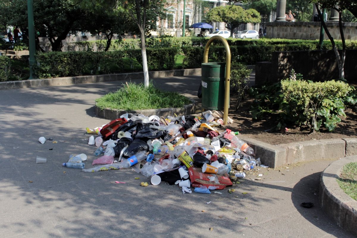 Basura acumulada en el parque central de Xela molesta a vecinos. (Foto Prensa Libre: María José Longo)