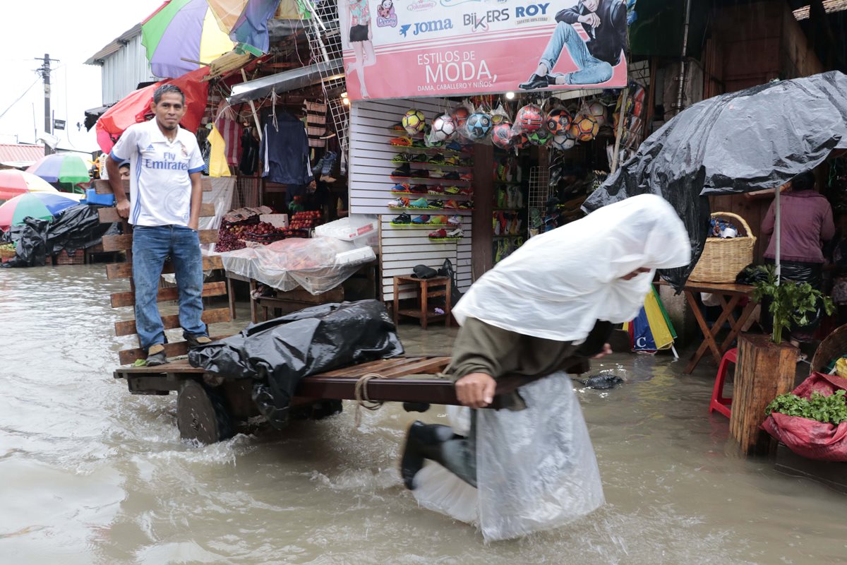 El Mercado La Terminal, zona 4, en Alta Verapaz, afectado por las lluvias. (Foto Prensa Libre: Eduardo Sam Chun)