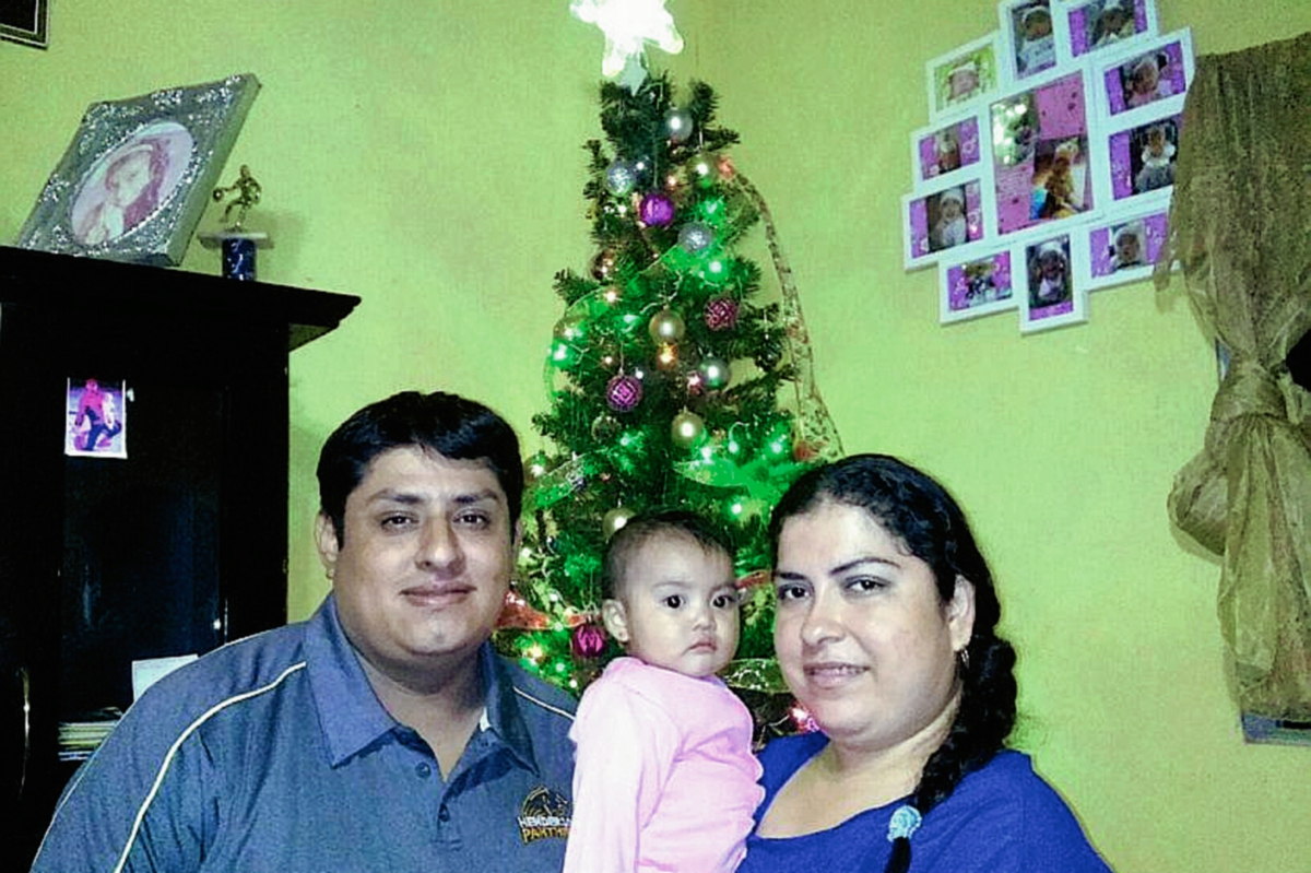 Bernabé Abimael González Leal junto a su esposa Martha Hortensia Argueta Juárez y su hija Alison murieron en el percance. (Foto Prensa Libre: Eduardo Sam)