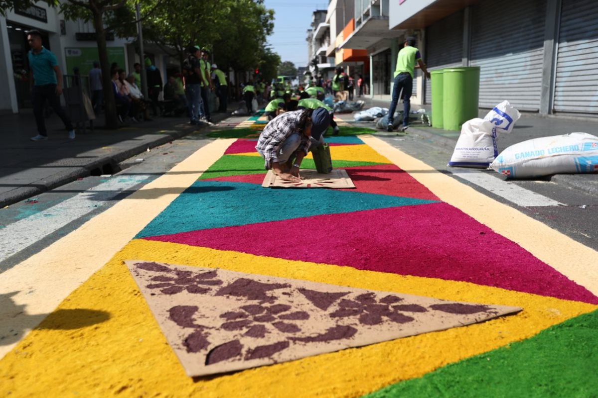 Más de mil voluntarios elaboran la alfombra más grande del mundo en Paseo de la Sexta. (Foto Prensa Libre: Esbin García)