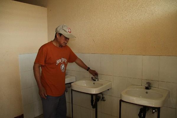 Padre  de familia    muestra la escasez  de agua     en la escuela  del  cantón Chirijuyú.
