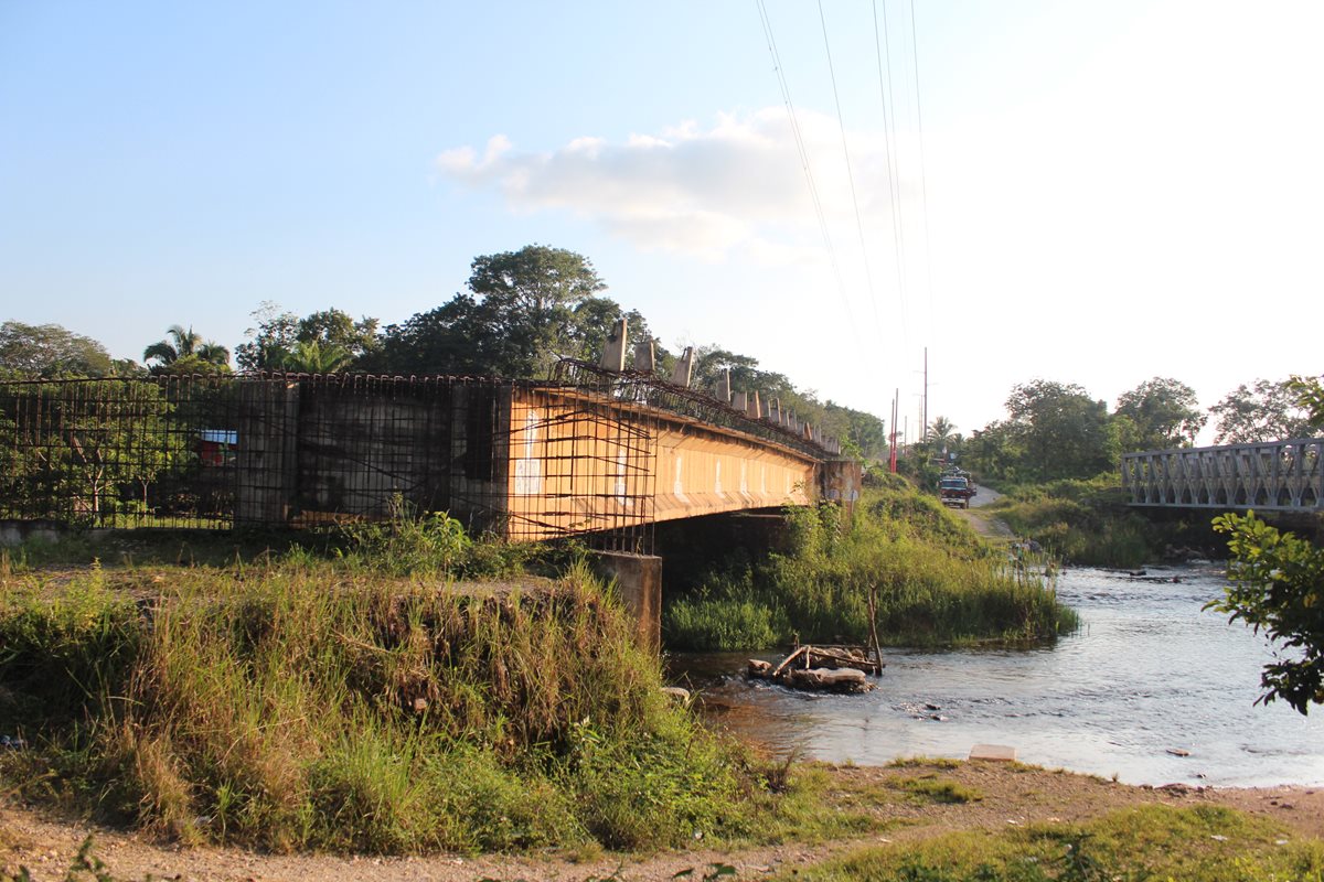 El puente principal sobre el río Subín quedó en el abandono después de que se instalara uno provisional —derecha—. (Foto Prensa Libre: Rigoberto Escobar)