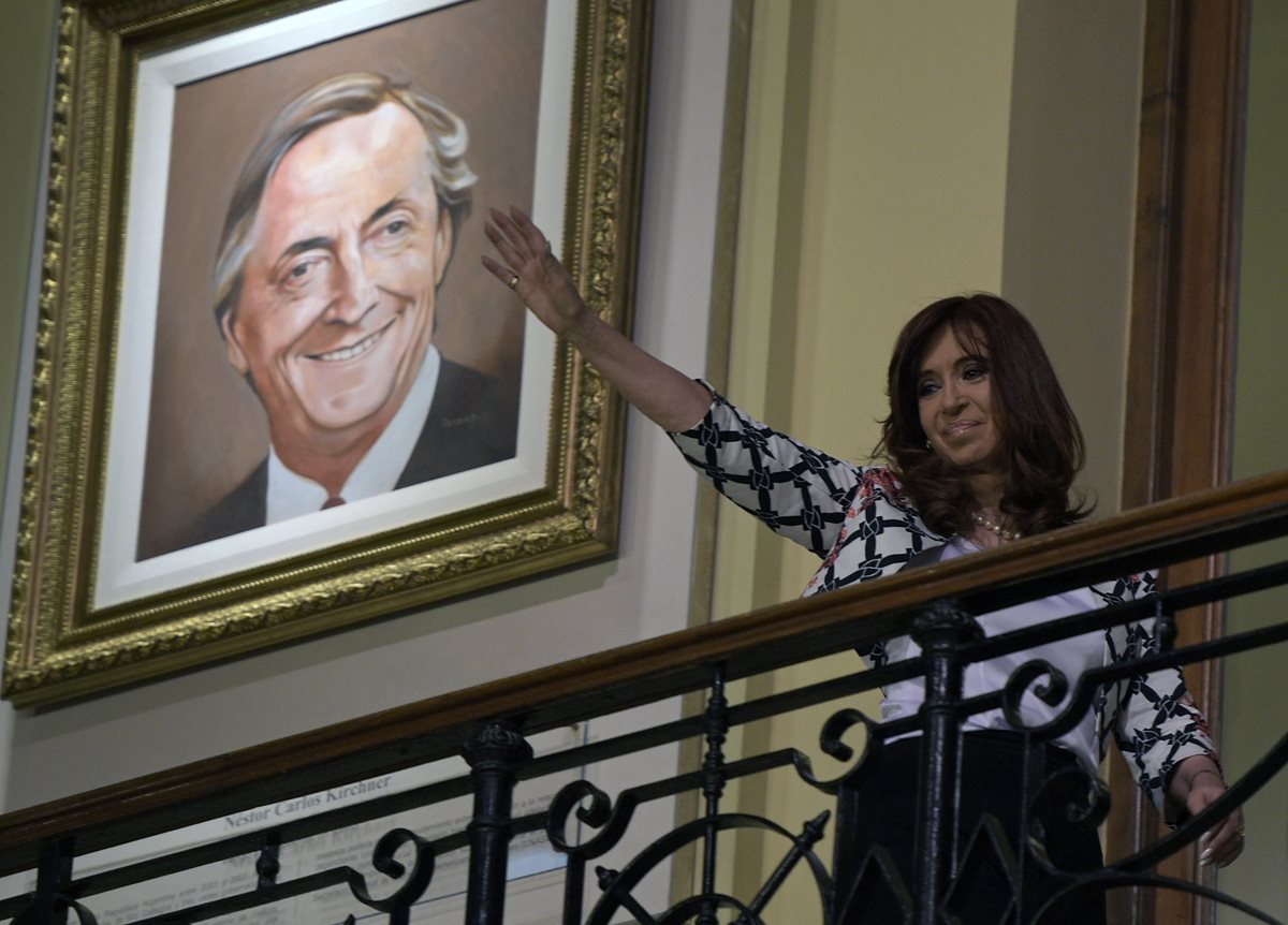 La presidenta Cristina Fernández saluda a sus partidarios en el palacio de Gobierno en Buenos Aires. (Foto Prensa Libre: AFP).