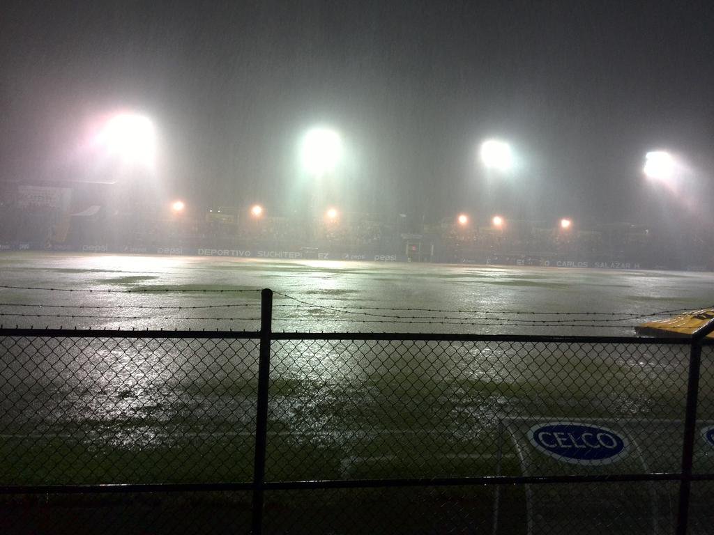 Las lluvias impidieron que Suchitepéquez y Comunicaciones jugarán el miércoles 10 de diciembre de 2014 en la semifinal del Apertura. (Foto Prensa Libre: Hemeroteca)