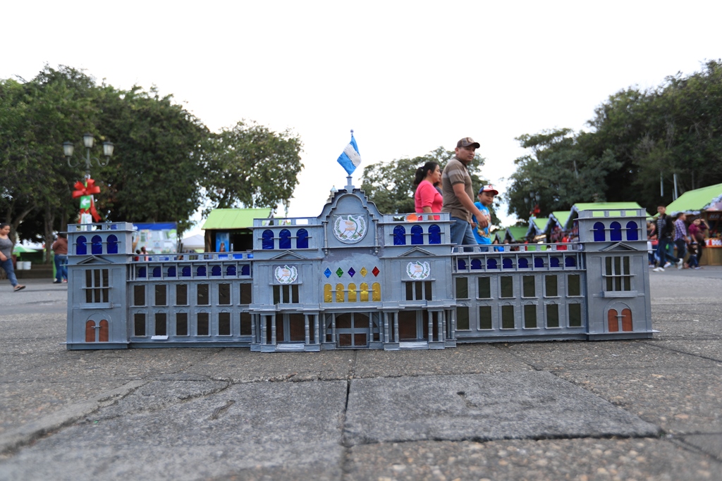 Una maqueta del Palacio Nacional de la Cultura elaborada por tres privados de libertad está a la venta en el bazar navideño. (Foto Prensa Libre: Carlos Hernández).