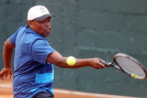 El veterano Luis Pérez Chete ganó su segundo juego de dobles del torneo. (Foto Prensa Libre: Romeo Rios)