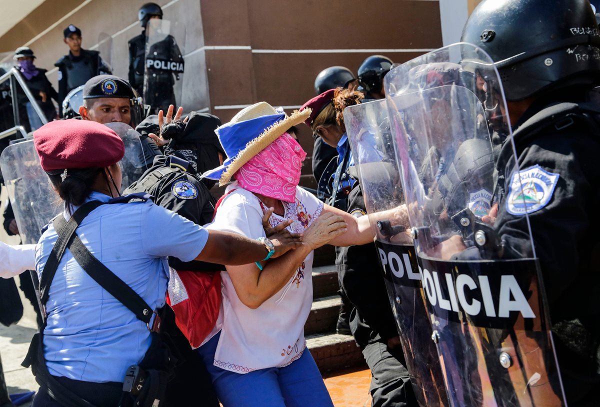 Los manifestantes en Nicaragua son reprimidos por la Policía, en una nueva jornada de protestas contra el presidente Daniel Ortega. (Foto Prensa Libre: AFP)
