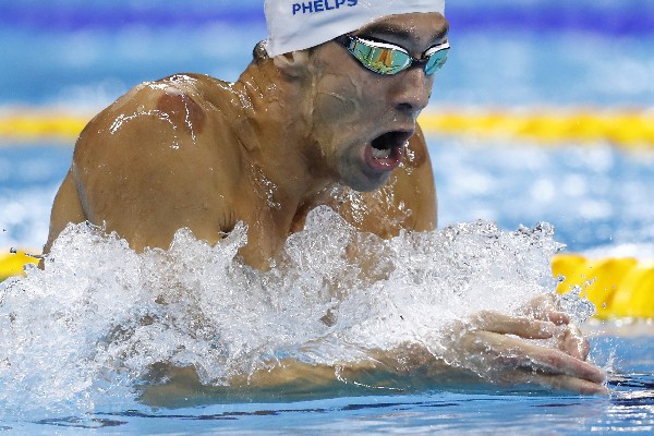 Michael Phelps ganó su heat en los 200 metros combinados y avanzó a la semifinal. (Foto Prensa Libre: AFP)
