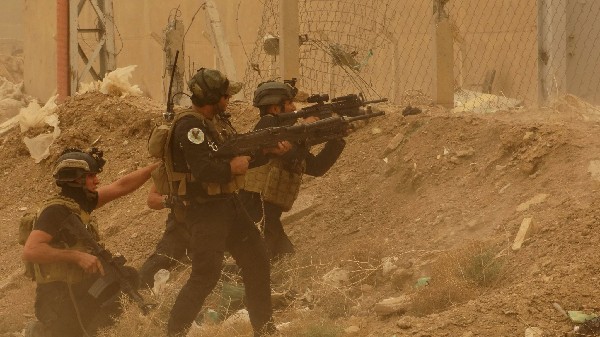Fuerzas iraquíes defienden su cuartel contra ataques del EI en Ramadi. (Foto Prensa Libre:AP)