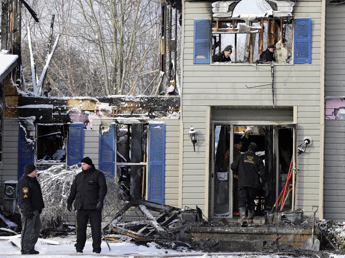 La vivienda donde ocurrió la tragedia quedó destruída. (Foto Prensa Libre: AP).