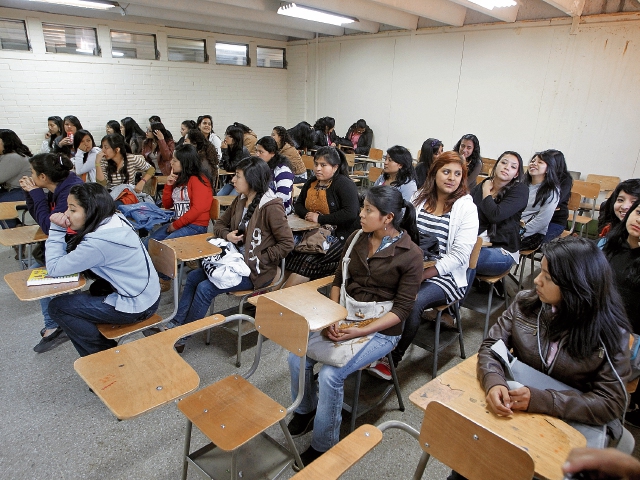 Este año se graduarán mil 700 maestros en Educación por la Universidad de San Carlos, quienes ingresarían a trabajar en el Ministerio de Educación. (Foto Prensa Libre: Paulo Raquec)